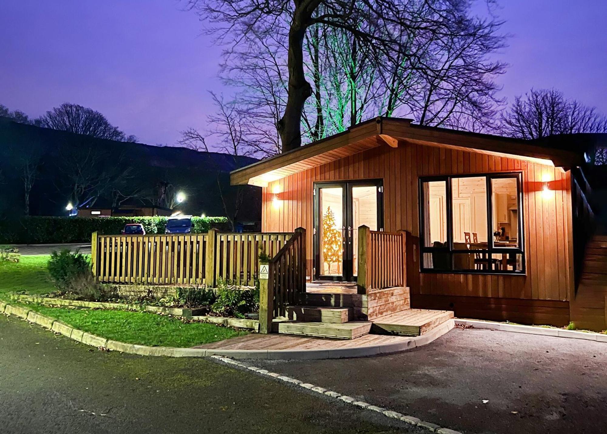 Dovestone Holiday Park Hotel Greenfield  Exterior photo