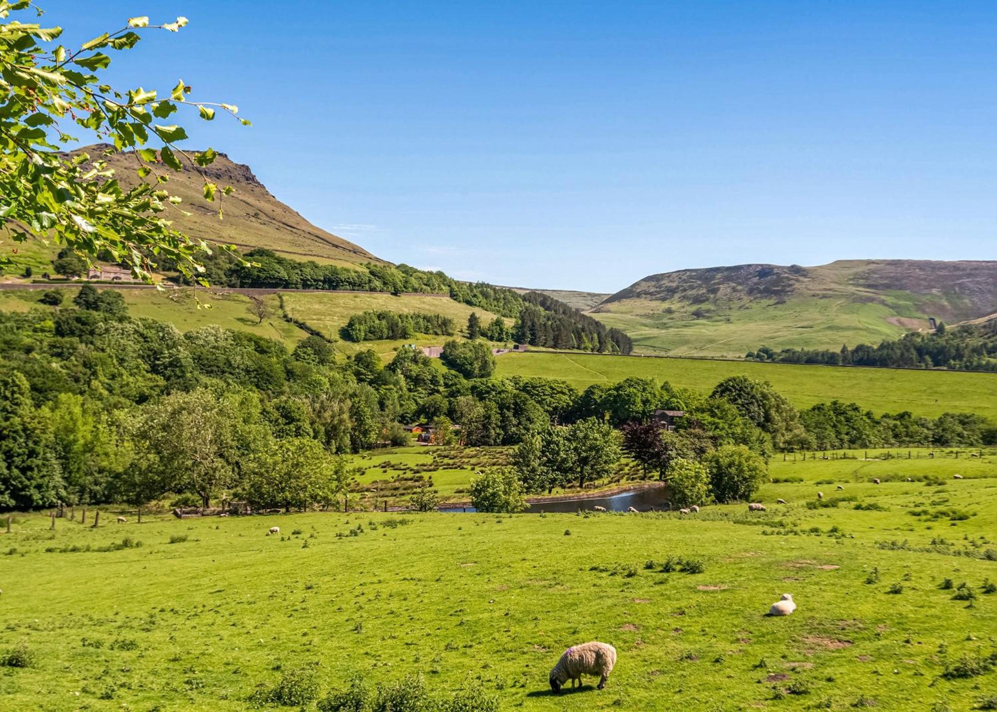 Dovestone Holiday Park Hotel Greenfield  Exterior photo