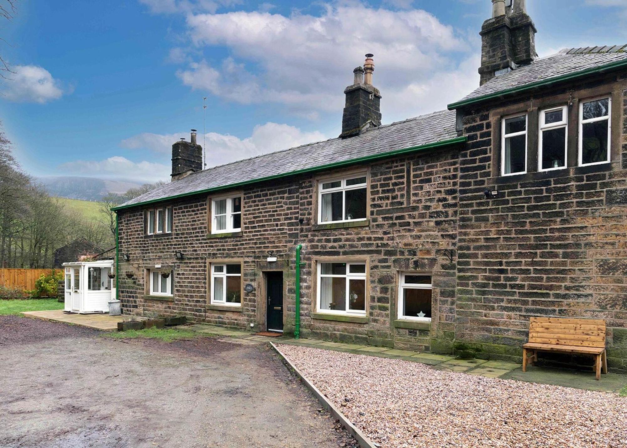 Dovestone Holiday Park Hotel Greenfield  Exterior photo