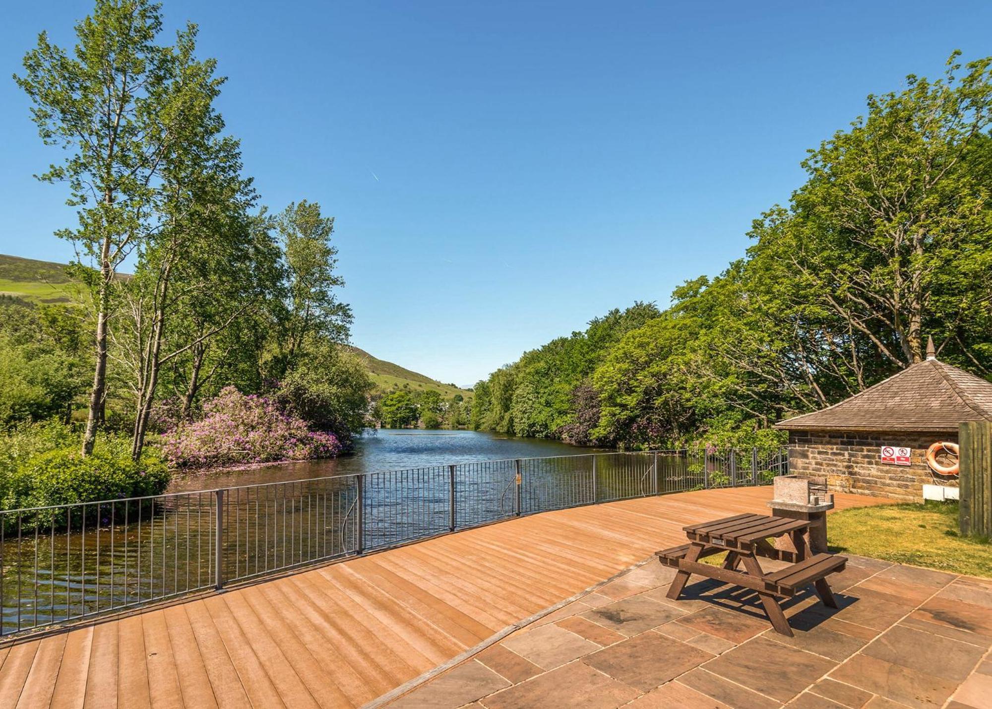 Dovestone Holiday Park Hotel Greenfield  Exterior photo